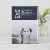 カジュアルタイポグラフィフレームフラット日付の写真を保存 セーブザデート (スタンド正面)