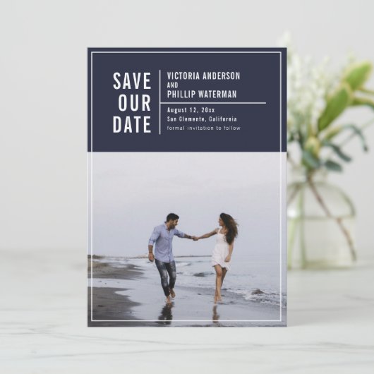 カジュアルタイポグラフィフレームフラット日付の写真を保存 セーブザデート (スタンド正面)