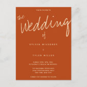 カジュアル燃えたオレンジ色のタイポグラフィ結婚ズ インビテーションポストカード (正面)