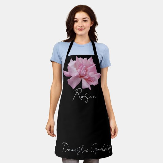 カスタマイズかわいらし可能なピンクのバラ名ロージーかわいいボホ エプロン (着用した状態)