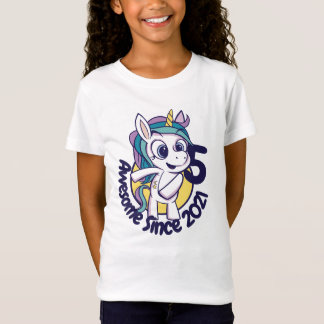 カスタマイズされたかわいい誕生日ユニコーンのキャラクター Tシャツ