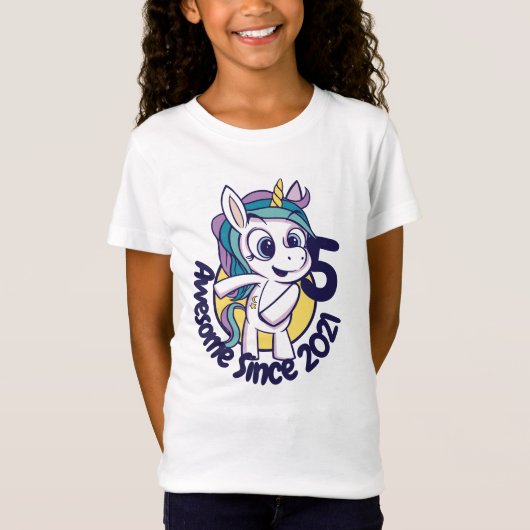 カスタマイズされたかわいい誕生日ユニコーンのキャラクター Tシャツ (正面)