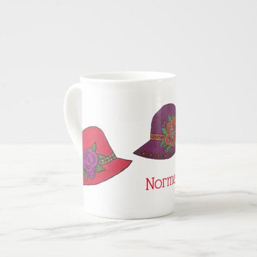 カスタマイズべきパーソナライズで赤い帽子のマグ ボーンチャイナマグカップ (正面左)