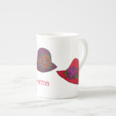 カスタマイズべきパーソナライズで赤い帽子のマグ ボーンチャイナマグカップ (正面右)