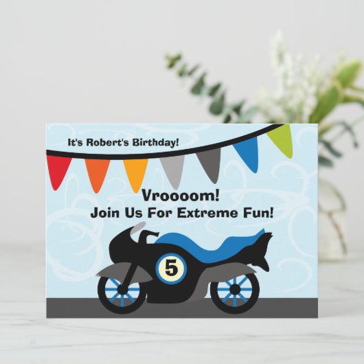 カスタマイズバイクもしくは自転車に乗る人のオートバイの誕生日の招待状 招待状 (スタンド正面)