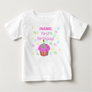 カスタマイズピンクのカップケーキの最初誕生日 ベビーTシャツ