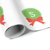 カスタマイズ可能で赤い及び緑のクリスマスのモノグラムのリース ラッピングペーパー (ロールコーナー)