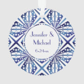 カスタマイズ可能で青および白く幾何学的なパターン オーナメント (裏面)