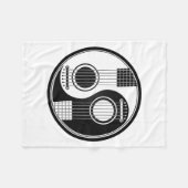 カスタマイズ可能で黒いアコースティックギターの陰陽 フリースブランケット (正面(横))