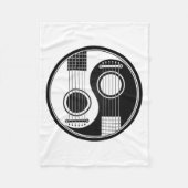 カスタマイズ可能で黒いアコースティックギターの陰陽 フリースブランケット (正面)