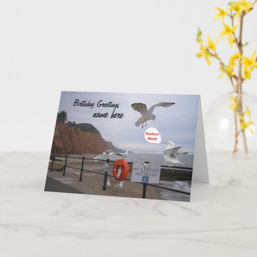 カスタマイズ可能なおもしろいなカモメのバースデー・カードは名前を加えます カード (黄色い花)