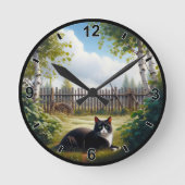 カスタマイズ可能なかわいいリラックスタキシード猫 ラウンド壁時計 (正面)