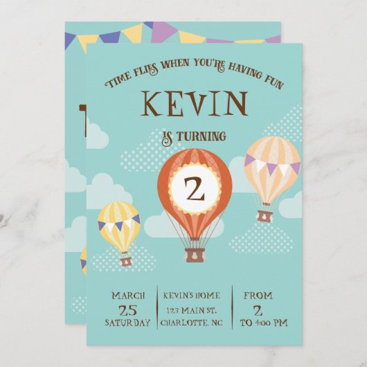 カスタマイズ可能なかわいい熱風船誕生日。 招待状 (正面/裏面)