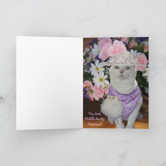 カスタマイズ可能なかわいらし猫のフェミニン誕生日 カード (内部)