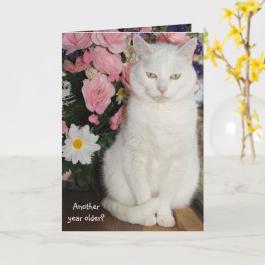 カスタマイズ可能なかわいらし猫のフェミニン誕生日 カード (黄色い花)