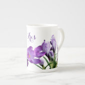 カスタマイズ可能なアイリス名かわいらし紫色の花おもしろい ボーンチャイナマグカップ (正面右)