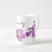 カスタマイズ可能なエミリー名ピンクのローズパープルフローラ ボーンチャイナマグカップ (正面右)