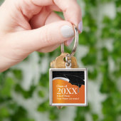 カスタマイズ可能なオレンジおよび黒い卒業Keychain キーホルダー (手)