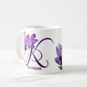 カスタマイズ可能なキャサリン名パープルフラワーズトレンディー コーヒーマグカップ (正面左)