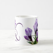 カスタマイズ可能なキャサリン名パープルフラワーズトレンディー コーヒーマグカップ (中央)