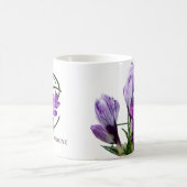 カスタマイズ可能なキャロライン名パープルフラワーズトレンディー コーヒーマグカップ (中央)
