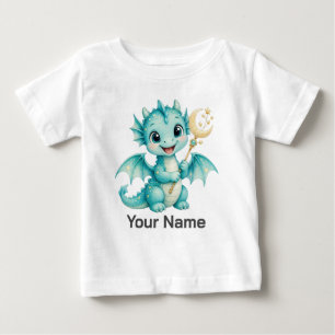 カスタマイズ可能なキュートなベビードラゴンと月・星の杖 ベビーTシャツ