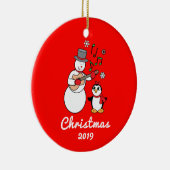 カスタマイズ可能なギターおよびペンギン年の雪だるま セラミックオーナメント (右)