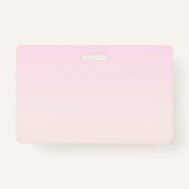 カスタマイズ可能なグラデーション文字付きピンクから桃への夕日 バッジ (裏面)