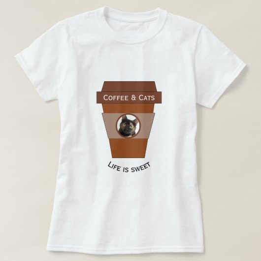 カスタマイズ可能なコーヒー&キャッツ – 人生は甘い Tシャツ (デザイン正面)