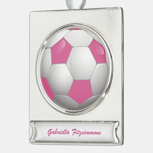 カスタマイズ可能なサッカーボールピンクと白 シルバープレートバナーオーナメント (左)