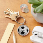 カスタマイズ可能なサッカーボール キーホルダー<br><div class="desc">サッカーボールのクローズアップ画像を持つサッカースポーツデザイン、完全にあなたの名前や文字でカスタマイズ可能。サッカー選手、サッカーファン、またはサッカーコーチに最適。他の色の組み合わせは私たちの店で利用可能カスタムで、私たちは歓迎の要求連絡は、私たちのギフトボナンザ店を介してだけ購入する前に私たち。</div>