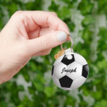 カスタマイズ可能なサッカーボール キーホルダー<br><div class="desc">サッカーボールのクローズアップ画像を持つサッカースポーツデザイン、完全にあなたの名前や文字でカスタマイズ可能。サッカー選手、サッカーファン、またはサッカーコーチに最適。他の色の組み合わせは私たちの店で利用可能カスタムで、私たちは歓迎の要求連絡は、私たちのギフトボナンザ店を介してだけ購入する前に私たち。</div>