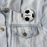 カスタマイズ可能なサッカーボール 缶バッジ<br><div class="desc">サッカーボールのクローズアップ画像を持つサッカースポーツデザイン、完全にあなたの名前や文字でカスタマイズ可能。サッカー選手、サッカーファン、またはサッカーコーチに最適。他の色の組み合わせは私たちの店で利用可能カスタムで、私たちは歓迎の要求連絡は、私たちのギフトボナンザ店を介してだけ購入する前に私たち。</div>