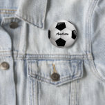 カスタマイズ可能なサッカーボール 缶バッジ<br><div class="desc">サッカーボールのクローズアップ画像を持つサッカースポーツデザイン、完全にあなたの名前や文字でカスタマイズ可能。サッカー選手、サッカーファン、またはサッカーコーチに最適。他の色の組み合わせは私たちの店で利用可能カスタムで、私たちは歓迎の要求連絡は、私たちのギフトボナンザ店を介してだけ購入する前に私たち。</div>