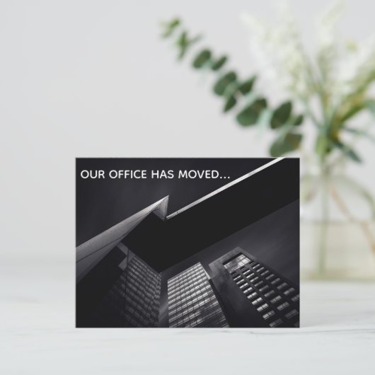 カスタマイズ可能なシックなブラックオフィス建物移動 案内ポストカード (スタンド正面)