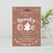 カスタマイズ可能なスパイキー ワン ハロウィン ファースト バースデー 招待状 (スタンド正面)