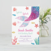 カスタマイズ可能なダークピンクマーメイドテール誕生日 招待状 (スタンド正面)