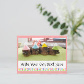 カスタマイズ可能なテキスト かわいいベイビー フィンチ フィンチ ポストカード (スタンド正面)