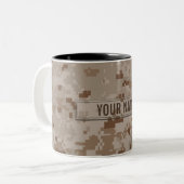 カスタマイズ可能なデジタル砂漠のカムフラージュ ツートーンマグカップ (正面左)