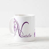 カスタマイズ可能なナタリー名かわいらし紫のフローラおもしろい コーヒーマグカップ (正面左)