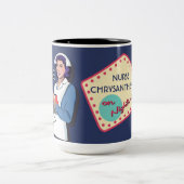 カスタマイズ可能なナースオンナイトシフト2トーンコーヒーM ツートーンマグカップ (中央)