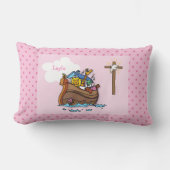 カスタマイズ可能なノアのアークベビーバプテスマ、ガールピンク ランバークッション (正面)