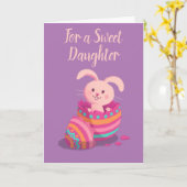 カスタマイズ可能なハッピーイースターカードバニー入り卵 カード (黄色い花)