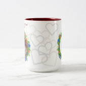 カスタマイズ可能なハッピーバースデーママフローラリース ツートーンマグカップ (中央)