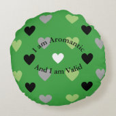 カスタマイズ可能なハートパターン(アロマティックなカラー) ラウンドクッション (裏面)