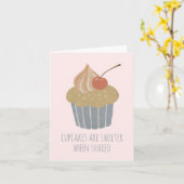 カスタマイズ可能なパステルさくらんぼカップケーキ カード (黄色い花)