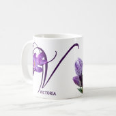カスタマイズ可能なビクトリアの名前フローラ紫色のクロッカス コーヒーマグカップ (正面左)