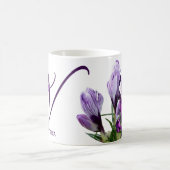 カスタマイズ可能なビクトリアの名前フローラ紫色のクロッカス コーヒーマグカップ (中央)
