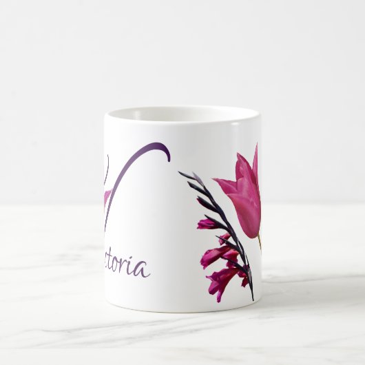 カスタマイズ可能なビクトリア名紫色のチューリップフローラ コーヒーマグカップ (中央)