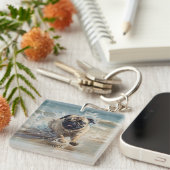 カスタマイズ可能なビーチでHappy Pug キーホルダー (正面右)